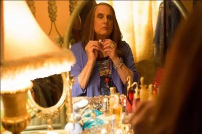 Bon, on sort du cinéma pour une question. C'est une série télévisée de dix épisodes où un professeur à la retraite, Maura Pfefferman, décide d'assumer son identité féminine. Quel est le nom de cette série ?