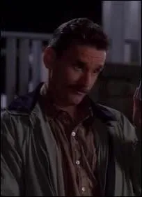 Par qui a-t-il été engagé ?