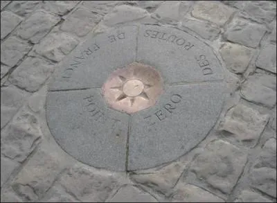 Quand la plaque à partir de laquelle toutes les distances des routes ont été calculées a-t-elle été posée ?