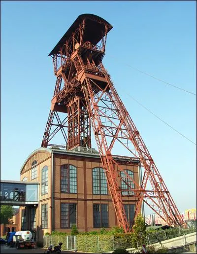 Quel est le nom de la structure métallique située au-dessus du puits ?