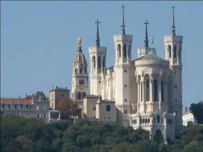 En ce qui concerne "Lugdunum", il vous faut retrouver la ville de naissance d'Antoine de Saint-Exupéry. Alors, quelle ville faut-il trouver ?