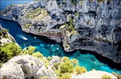 Son ancien nom était "Massalia", son espace côtier comprend le site de la grotte sous-marine Cosquer avec ses oeuvres du Paléolithique. De quelle cité parle-t-on ?