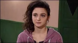 Quelle lycéenne aperçoit Baptiste et Emma en train de s'embrasser ?