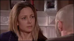 D'après Alice, pourquoi le père d'Emma est-il en prison ?