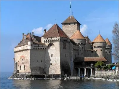 Quel lac entoure ce château suisse ?