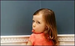 Mais oui, elle a raison de tirer la langue ! Où se trouve cette adorable enfant ?