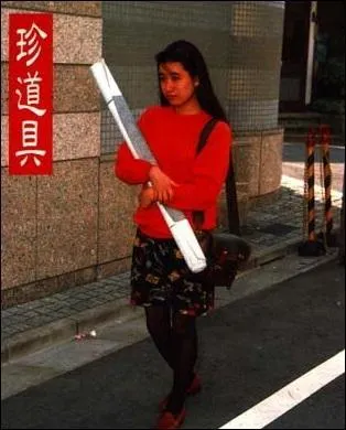 Que porte cette jolie jeune fille ?