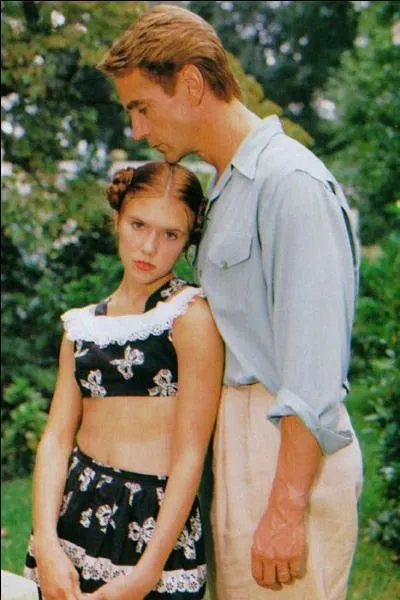 Bon, Stanley Kubrick nous raconte l'histoire d'une jeune fille de 12 ans qui séduit un professeur de littérature âgé de 37 ans. Je vous raconte pas tous les problèmes que le film a eu à travers le monde. Le remake sorti en 1997 (avec Jeremy Irons dans le rôle du professeur) finira par être projeté dans des salles obscures. C'est :