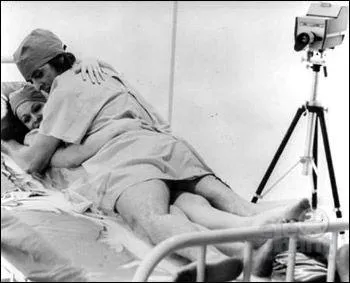 Mais attendez, on a vu mieux comme navet au Québec. Martial est à la tête d'un service d'accouplement pour chiens mais la nuit de ses noces il éprouve des difficultés érectiles. Il devra, après maintes péripéties, allez consulter un docteur qui lui dira que ce sont les effluves d'oeillets qui le rendent impuissant... Bon je vous épargne le reste. Quel est ce magnifique film de Claude Fournier ?