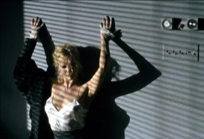 Bon, c'est un classique du cinéma avec des scènes torrides incluant des éléments de sadomasochisme. C'est avec Kim basinger et Mickey Rourke et c'est :