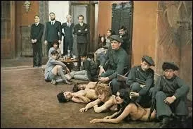 C'est le dernier film de Pasolini qui fut assassiné peu de temps avant sa sortie. Inspiré du marquis de Sade et transposé dans l'Italie post-fasciste le film génère un tel malaise qu'il fut interdit dans de nombreux pays. Même récemment il dut être retiré de l'affiche en Suisse (2007) tant il dérangeait. C'est le troublant :