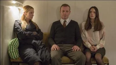 Une femme se définit comme nymphomane et se remémore certains épisodes de sa vie sexuelle..Ce film qui n'en finit plus et où des acteurs pornos doublent les vedettes, dont Charlotte Gainsbourg, est sans intérêt. C'est :