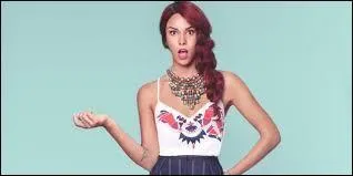 De quelle couleur sont ses cheveux en février 2015 ?