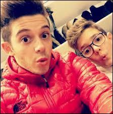 Comment s'appelle-t-il (elle) ?