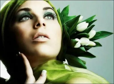 Complétez ces paroles " Elle était bien dans sa peau, ses yeux couleur menthe à l'eau cherchaient du regard un spot ......."