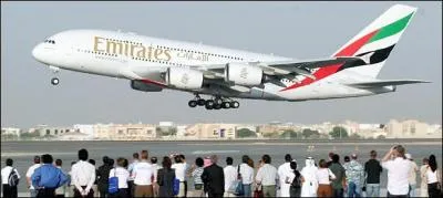 Puis, Mr. John est à Genève à l'aéroport, et il doit aller à Dubaï. Il veut savoir combien de temps durera son vol.