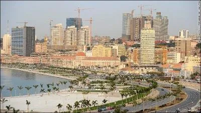 Puis, il regarde une carte du continent africain et il veut savoir savoir quelle est la capitale de l'Angola.