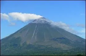 Ensuite, il a reçu une carte postale avec une image du volcan Concepción, dans quel pays se trouve ce volcan ?