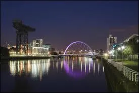 Puis, il va à Glasgow, dans quel pays est-ce ?