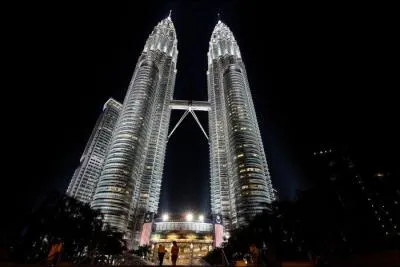 Puis, il veut aller visiter les tours Petronas. Dans quelle ville se trouvent-elles ?