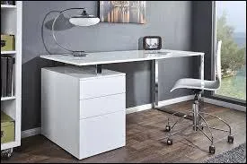 Vivian ist ... dem Tisch.