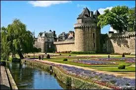 On visite les remparts très bien conservés de cette ville de Bretagne, autrefois appelée Darioritum, aujourd'hui classée Ville d'Art et d'Histoire.