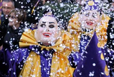 Les Goudils, les Fécos, les Festejaïres et les Canaillous se donnent rendez-vous chaque année pour une vaste comédie codée aux règles transmises de génération en génération. Où parade ce carnaval réputé pour être le plus long du monde ?