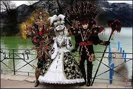 Personne ne sait qui se cache derrière ces masques et costumes si bien mis en valeur par les couleurs des murs des vieux quartiers de cet endroit fait de jolis canaux. Où parade ce carnaval vénitien ?
