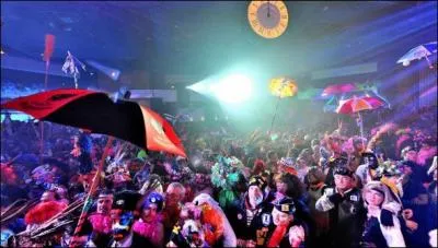 Mémorable carnaval datant du XVIIe siècle. Quel est l'élément obligatoire qui fait l'allure d'un carnavaleux dunkerquois au top de son histoire ?