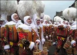 Reconnu en 2003 par l'Unesco comme un chef-d'oeuvre du patrimoine oral et immatériel de l'humanité, ce carnaval fascine le public. Où voir déambuler pas moins de 900 hommes en costumes glorieux et sabots colorés jetant des oranges à la foule ?