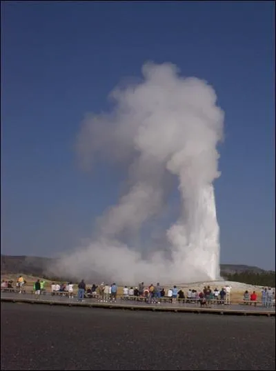 Quel est le nom de ce geyser, connu pour jaillir toutes les heures ?