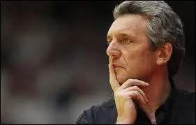 Comment s'appelle le coach de l'Équipe de France ?
