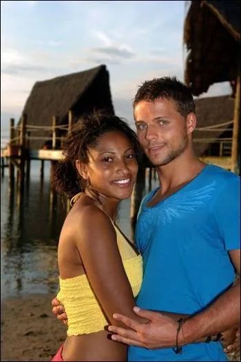 Avec qui part-il et grâce à qui ?