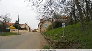 Un groupe de randonneurs entre dans le village de Friedolsheim, situé en région ...