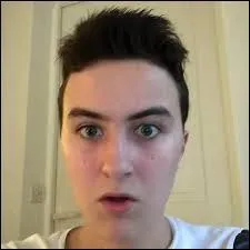 Comment s'appelle ce Youtubeur qui a plus de 300 000 abonnés ?