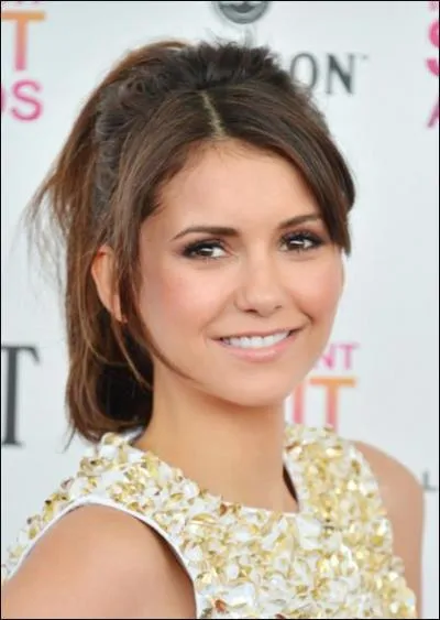 Quel personnage Nina Dobrev interprète-t-elle dans la saga "The Vampire Diaries" ?