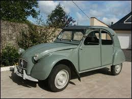 Citroën proposait ce vert de code AC 511 sur les 2cv de septembre 1960 à septembre 1964. Il porte le nom de vert :