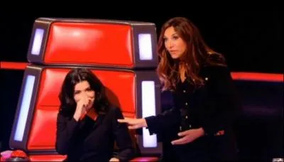 Quelle chanson ont chantée les coachs lors du commencement des auditions à l'aveugle ?