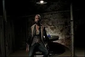 Pourquoi le tue-t-il et le laisse-t-il agoniser dans la même pièce que sa prisonnière ?