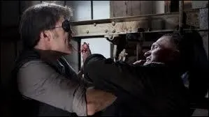 Une violente bagarre se déclare entre les deux hommes, qu'arrive-t-il à Merle ?