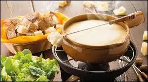 La fondue savoyarde est une fondue composée de plusieurs types de fromages et de ...