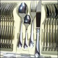 Comment appelle-t-on un service de couverts de table présenté dans un coffret ?
