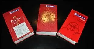 Comment s'appelle le célèbre guide rouge qui référence les restaurants et hôtels ?