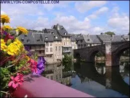 Je vous emmène à la découverte d'Espalion. Ville midi-pyrénéenne, elle se situe dans le département ...