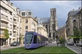 Si je vous emmène dans la "cité des sacres", nous allons visiter la ville ...