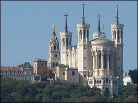 A Fourvière la Basilique qui domine tout Lyon se nomme :