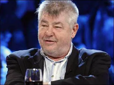 Restons avec les réalisateurs et le maître du réalisme magique québécois. Son film Je me souviens parle d'une petite fille qui refuse de parler dans un village d'Abitibi. Elle retrouvera la parole quand un Irlandais débarque et on découvre qu'elle parle gaélique. Métaphore sublime sur la perte du français au Québec le film tourné en hiver est drôle, touchant, poétique et magique. Il est de :