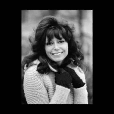 Elle a chanté une superbe chanson de Gilles Vigneault : Ah que l'hiver. Et qui continue ainsi : ...tarde à passer quand on le passe à la fenêtre, avec des si et des peut-être et des vaut mieux pas y penser. Elle s'est suicidée à l'âge de 70 ans et c'est la superbe, flamboyante, unique :