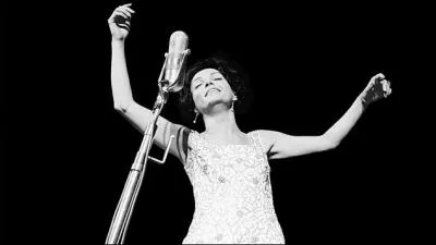 Elle a chanté ce poème : Soir d'hiver. Racée, grande dame de la chanson québécoise, son nom appelle les lacs et son phrasé a la pureté cristalline des eaux qui gèlent en hiver . C'est une grande dame : ...