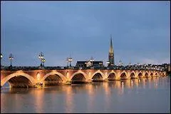 Quel pont traversant la Garonne &agrave; Bordeaux, construit en 1822, a 487 m&egrave;tres de longueur ?